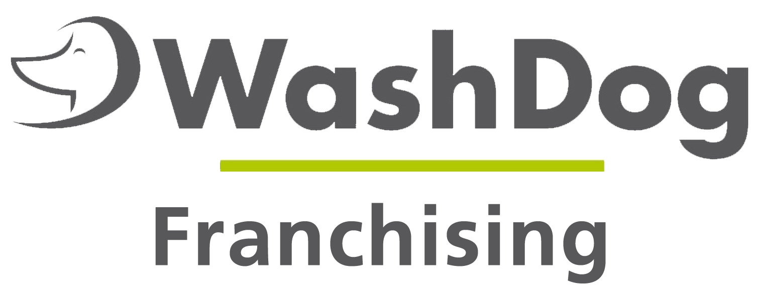 Logo Wash Dog gris franchise avec fond transparent et écriture grise sous ligné par un trait vert